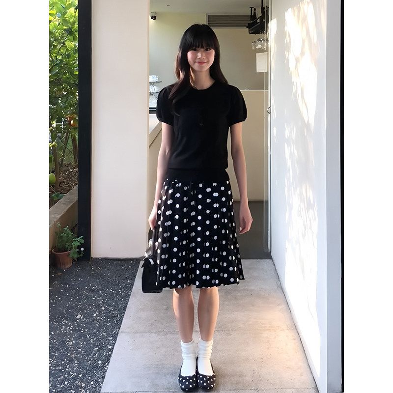 Korean-Style College Style Black Polka Dot Two-Piece Set for Women Early Spring Buttoned Knitted Short-Sleeved T-Shirt Pleated Skirt Black Top S
Korean-Style College Style Black Polka Dot Two-Piece Set for Women Early Spring Buttoned Knitted Short-Sleeved T-Shirt Pleated Skirt Black Top S
