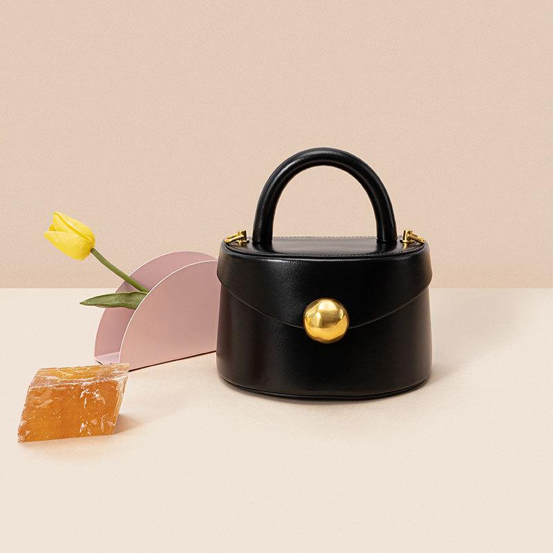 Leather women s bag, high-end metal portable semi-round box bag, bucket bag, simple three-dimensional messenger bag. рожевий
Leather women s bag, high-end metal portable semi-round box bag, bucket bag, simple three-dimensional messenger bag. рожевий