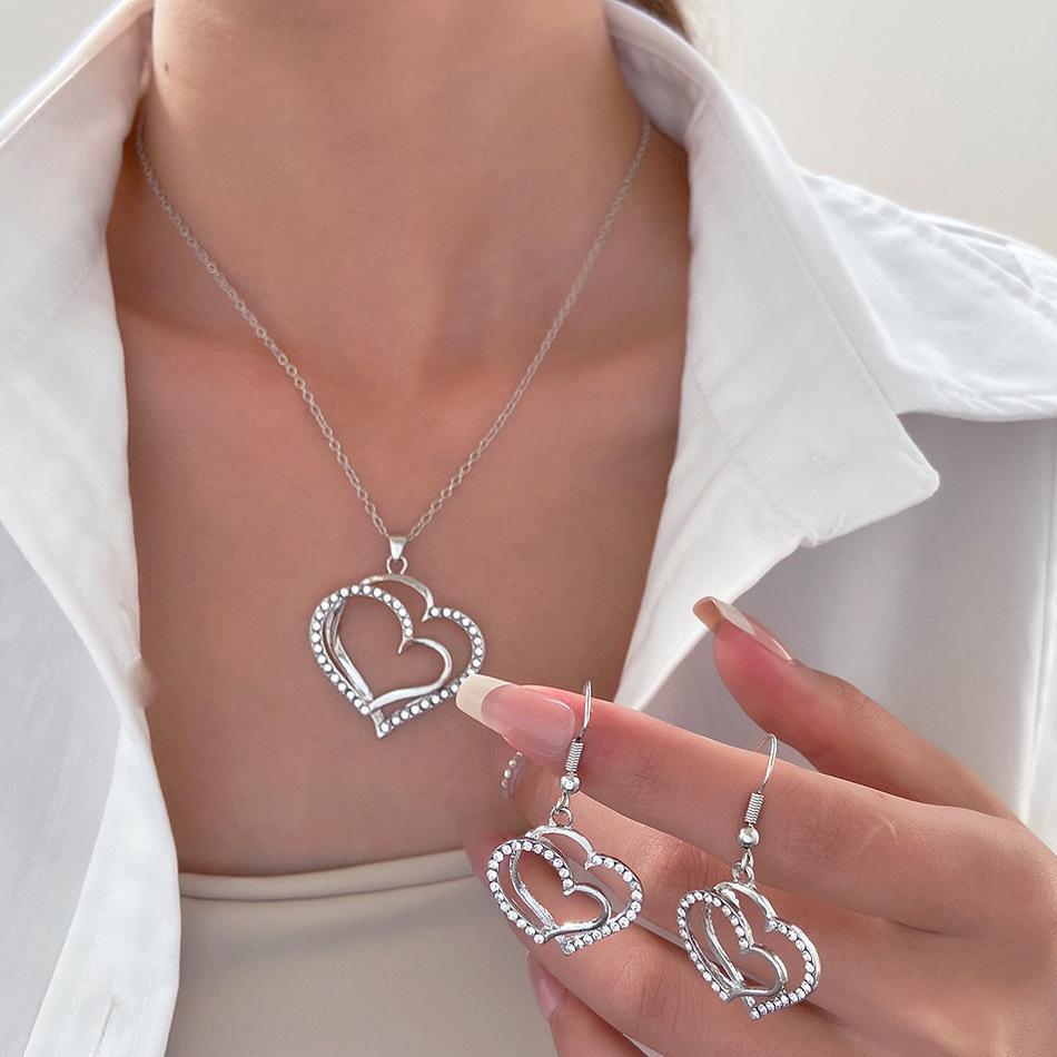 European & American Retro Heart Jewelry Set: Alloy Diamond-Inlaid Pendant Necklace & Earrings
European & American Retro Heart Jewelry Set: Alloy Diamond-Inlaid Pendant Necklace & Earrings