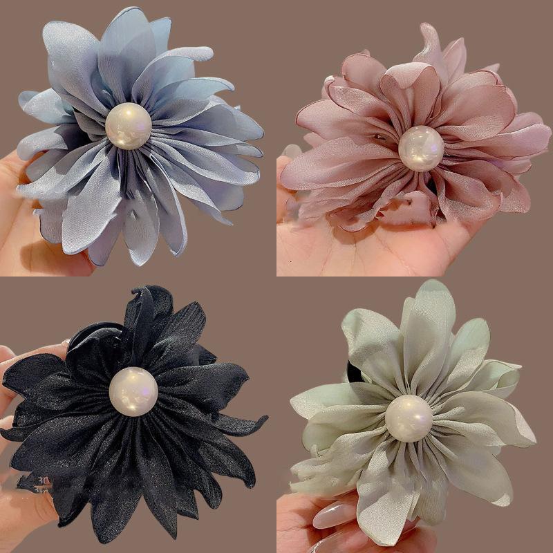 Fabric pearl flower hairpin niche exquisite temperament sweet grab clip women s head simple fashion versatile French
Fabric pearl flower hairpin niche exquisite temperament sweet grab clip women s head simple fashion versatile French