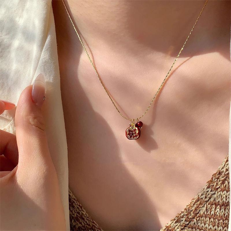 New Trendy Red Pomegranate Pendant Necklace for Women Sweet Cute Fruit Clavicle Chain Choker Girls Party Wedding Jewelry Gift
New Trendy Red Pomegranate Pendant Necklace for Women Sweet Cute Fruit Clavicle Chain Choker Girls Party Wedding Jewelry Gift