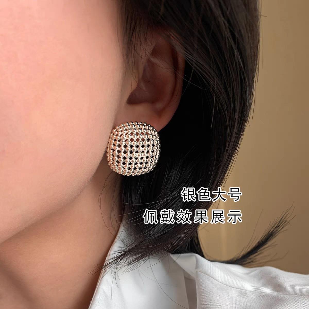 Преувеличенные Большие Золотые Серебряные Серьги-гвоздики Женские Легкая Роскошь Высококлассный Темперамент Атмосферные Серьги Украшения для Ушей
Преувеличенные Большие Золотые Серебряные Серьги-гвоздики Женские Легкая Роскошь Высококлассный Темперамент Атмосферные Серьги Украшения для Ушей