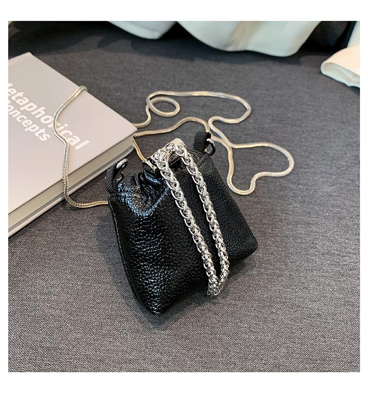 PU Bucket Soild Shoulder Bags Chains Party Crossbody Bags for Women 2024 High Quality Fashion on Sale Bolso Bombonera Con Cadena чёрный
PU Bucket Soild Shoulder Bags Chains Party Crossbody Bags for Women 2024 High Quality Fashion on Sale Bolso Bombonera Con Cadena чёрный