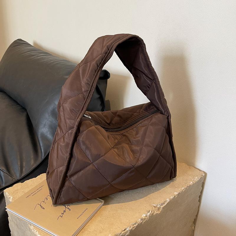 Rhombus embroidery thread autumn and winter new solid color foreign style shoulder armpit bag women s 2024 Korean version handbag темно-коричневого кольору
Rhombus embroidery thread autumn and winter new solid color foreign style shoulder armpit bag women s 2024 Korean version handbag темно-коричневого кольору