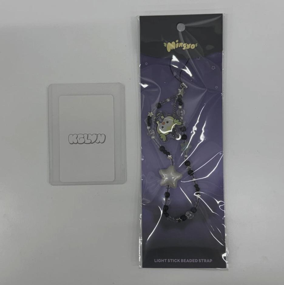 ATEEZ MIGHTEEZ WONDER ROOM Pop-Up Офіційні товари з персонажами Kpop Мерч LIGHT STICK STRAP - MINGYO
ATEEZ MIGHTEEZ WONDER ROOM Pop-Up Офіційні товари з персонажами Kpop Мерч LIGHT STICK STRAP - MINGYO