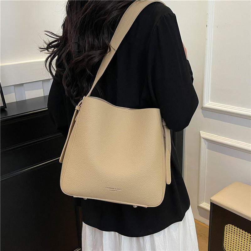 This year s popular bag new summer texture niche shoulder bag versatile messenger bucket bag хакі
This year s popular bag new summer texture niche shoulder bag versatile messenger bucket bag хакі