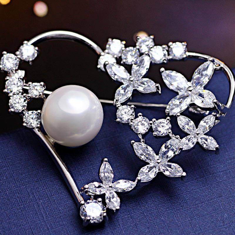 EVA Yiwa Элегантная брошь в форме сердца с жемчугом и цирконом - Универсальная булавка на лацкан, подарок для нее
EVA Yiwa Элегантная брошь в форме сердца с жемчугом и цирконом - Универсальная булавка на лацкан, подарок для нее