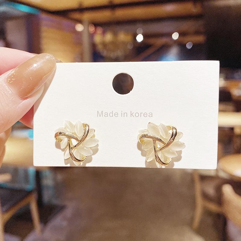 Mini Beige Flower Women s Stud Earrings Blooming Flower Korean Fashion Small Earrings for Girls Lovely Cute Ear Zircon 2026
Mini Beige Flower Women s Stud Earrings Blooming Flower Korean Fashion Small Earrings for Girls Lovely Cute Ear Zircon 2026