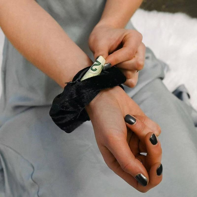 3Pcs Fashion New Pocket Wallet Hair Scrunchies Retro Zipper Large Intestine Elastic Hair Band Hair Accessories Random 3Pcs
3Pcs Fashion New Pocket Wallet Hair Scrunchies Retro Zipper Large Intestine Elastic Hair Band Hair Accessories Random 3Pcs