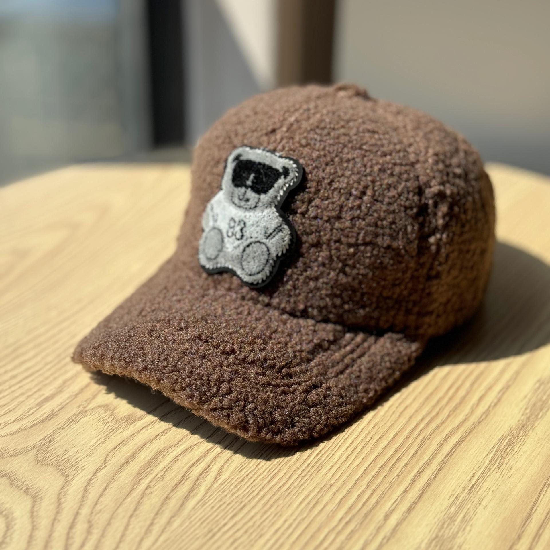 Новая осенне-зимняя теплая нашивка, мультяшная плюшевая кепка с козырьком для мужчин, корейская версия, универсальная милая бейсболка с медведем для женщин Adjustable
Новая осенне-зимняя теплая нашивка, мультяшная плюшевая кепка с козырьком для мужчин, корейская версия, универсальная милая бейсболка с медведем для женщин Adjustable