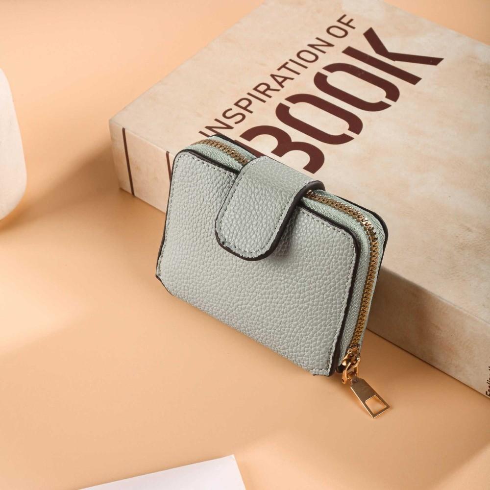 Fashion Solid Color Women s Wallet Korea Style Anti-theft Design Zipper Coin Purse Zipper Closure 2 Folds Wallet Casual світло-зелений колір
Fashion Solid Color Women s Wallet Korea Style Anti-theft Design Zipper Coin Purse Zipper Closure 2 Folds Wallet Casual світло-зелений колір