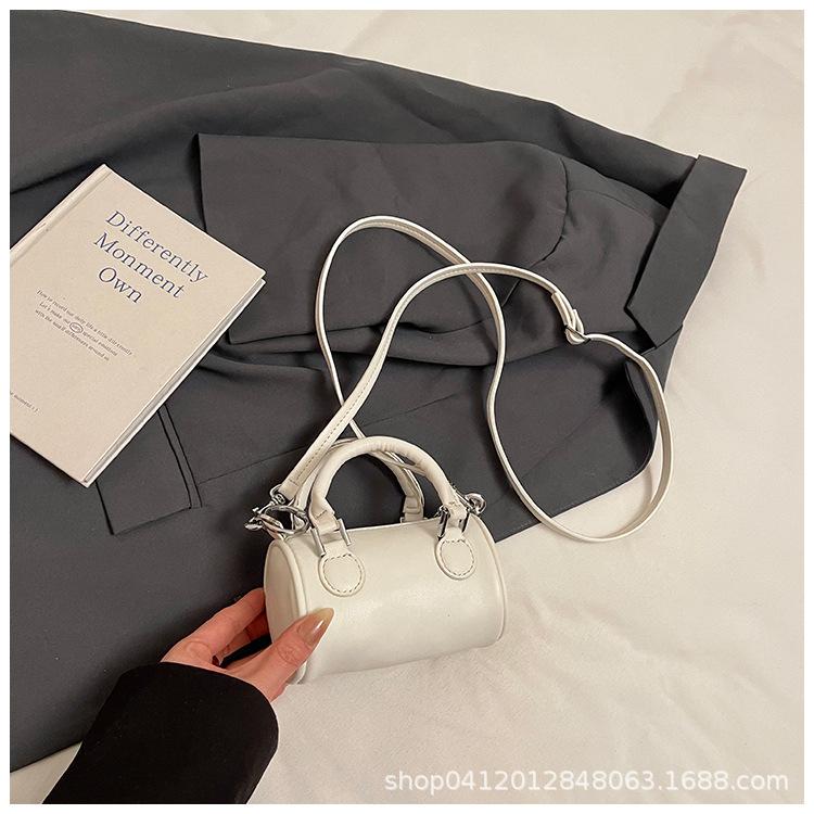 2025 new bag women s bag simple and fashionable letter embossed portable shoulder bag messenger bag Boston bag белый
2025 new bag women s bag simple and fashionable letter embossed portable shoulder bag messenger bag Boston bag белый