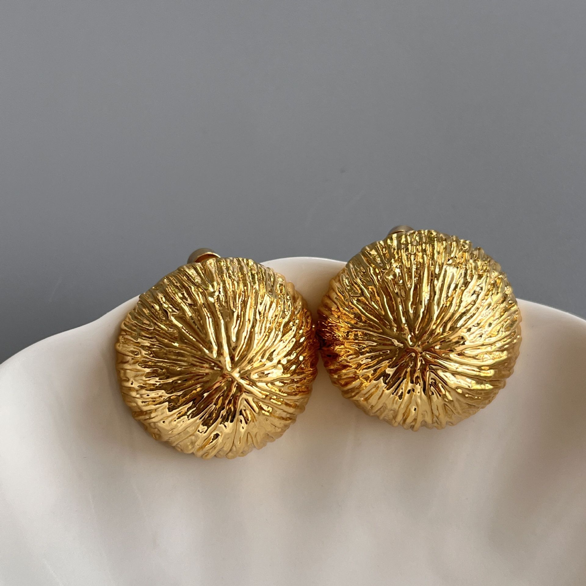 Autumn and winter new bark pattern brushed hemisphere earrings women s niche design high-grade light luxury simple ear jewelry women золотой
Autumn and winter new bark pattern brushed hemisphere earrings women s niche design high-grade light luxury simple ear jewelry women золотой