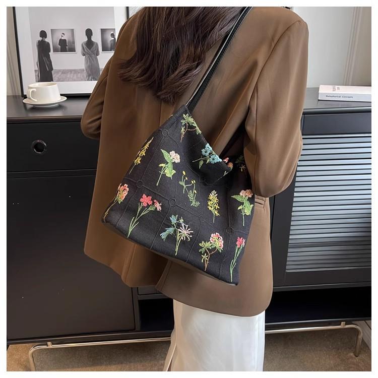 New large-capacity bag women s summer versatile canvas casual shoulder bag high-class commuter bucket bag 28-11-23
New large-capacity bag women s summer versatile canvas casual shoulder bag high-class commuter bucket bag 28-11-23