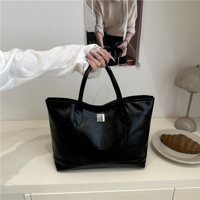 Новая летняя однотонная масляно-белая сумка-тоут женская для работы, с индивидуальностью, в стиле кэжуал, с темпераментом, в зарубежном стиле, премиальная на плечо чёрный
Новая летняя однотонная масляно-белая сумка-тоут женская для работы, с индивидуальностью, в стиле кэжуал, с темпераментом, в зарубежном стиле, премиальная на плечо чёрный