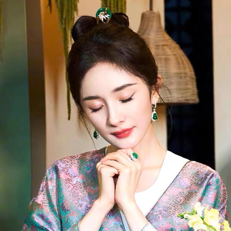 Green gourd new Chinese earrings Yang Mi Guofeng stud earrings niche unique light luxury high sense without ear piercings women
Green gourd new Chinese earrings Yang Mi Guofeng stud earrings niche unique light luxury high sense without ear piercings women