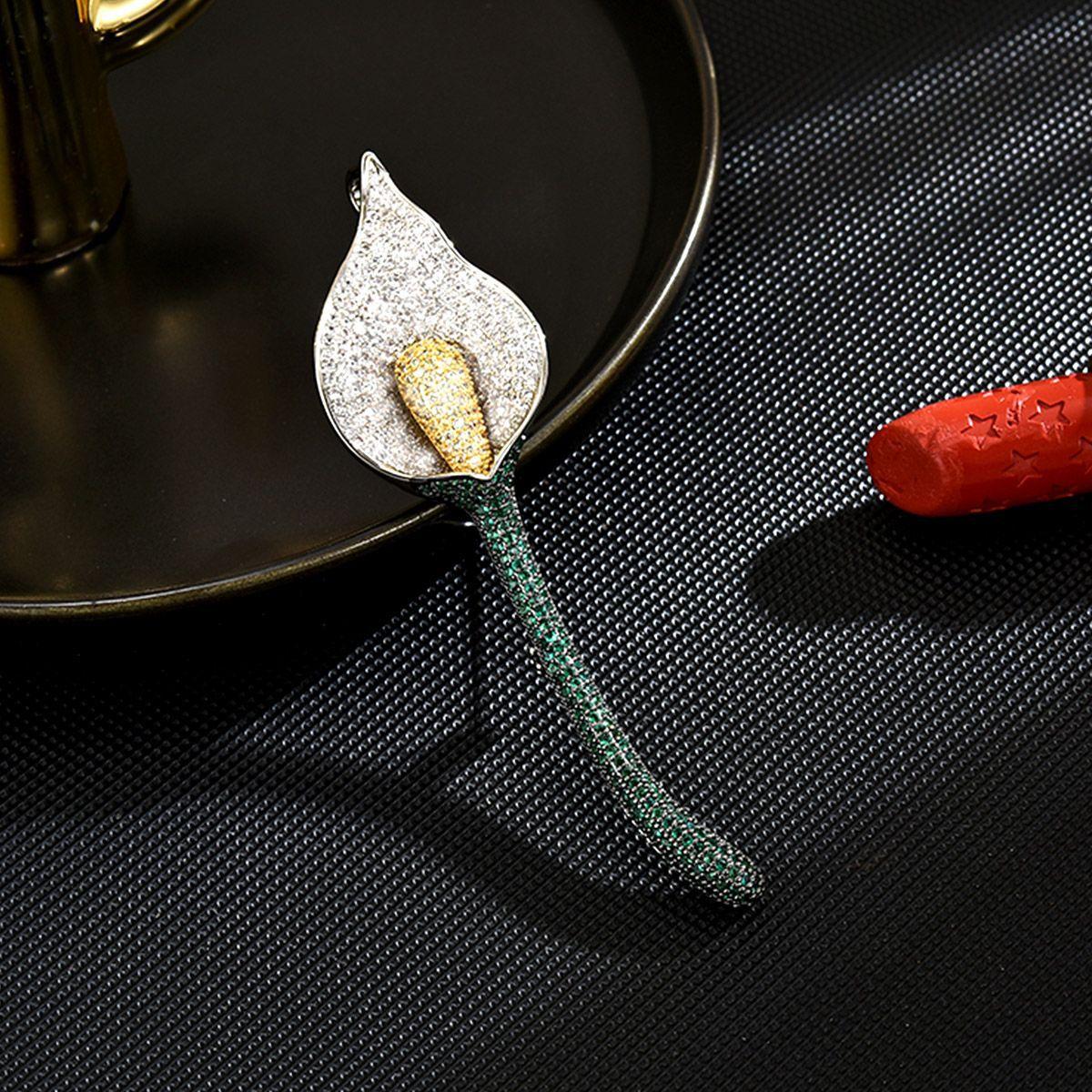 Women s Light Luxury Design Elegant Inlaid Zircon Horseshoe Lotus Brooch Fashionable And Versatile Niche Design Brooch
Women s Light Luxury Design Elegant Inlaid Zircon Horseshoe Lotus Brooch Fashionable And Versatile Niche Design Brooch