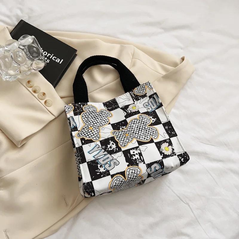 Женская нейлоновая дизайнерская сумка для студентов, ланч-бокс, мультяшный медведь, женская сумка с открытым верхом, с ручкой сверху
Женская нейлоновая дизайнерская сумка для студентов, ланч-бокс, мультяшный медведь, женская сумка с открытым верхом, с ручкой сверху