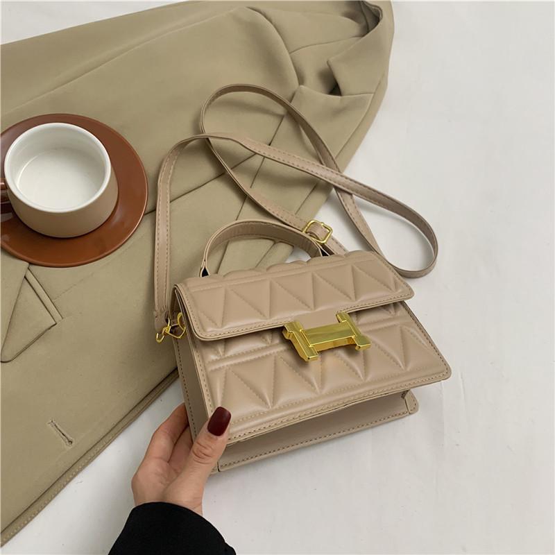 Stylish Trendy Mini Square Handbag Chic Winter Shoulder Bag With Chain Detail хакі
Stylish Trendy Mini Square Handbag Chic Winter Shoulder Bag With Chain Detail хакі