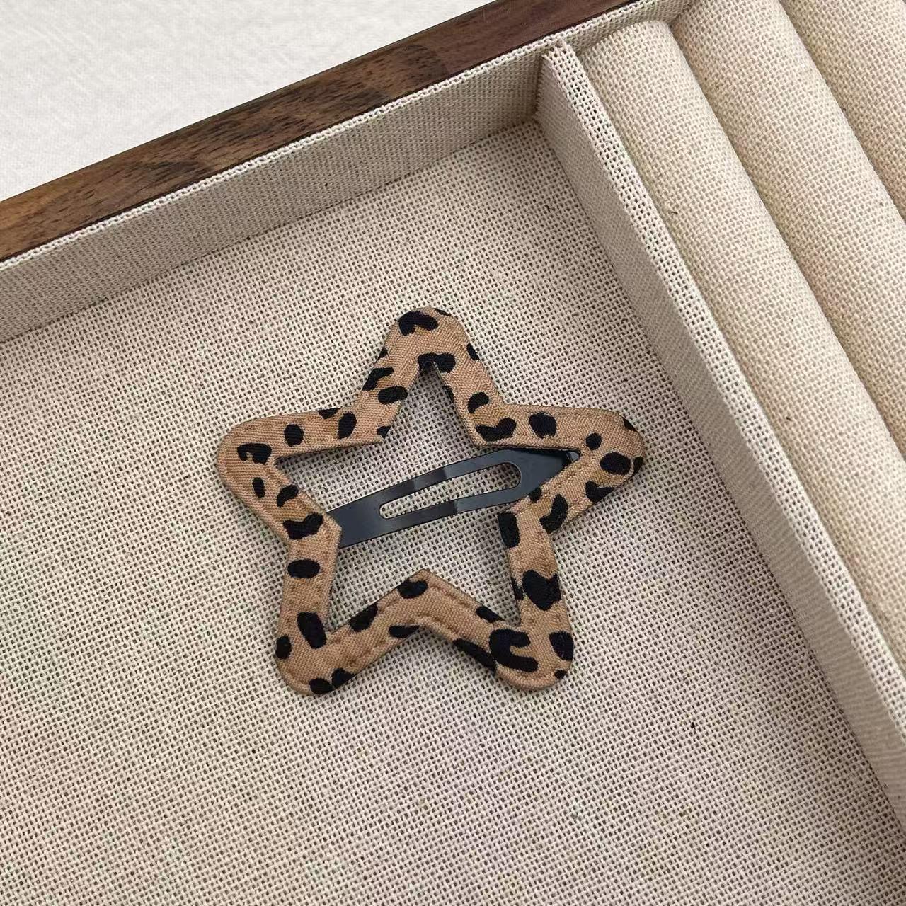 Набір шпильок для волосся з леопардовим принтом та вирізами - Хмара, Зірка, Стилі шпильки-невидимки
Набір шпильок для волосся з леопардовим принтом та вирізами - Хмара, Зірка, Стилі шпильки-невидимки