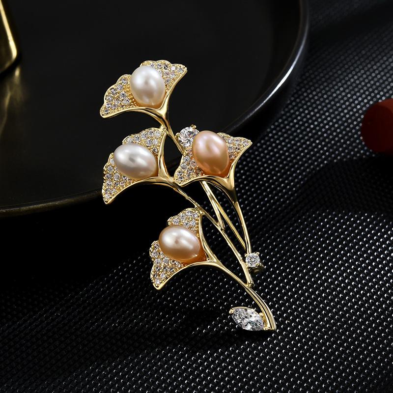 Women s Light Luxury Design Elegant Imitation Pearl Ginkgo Leaf Brooch Fashionable And Versatile Niche Design Brooch Gold
Women s Light Luxury Design Elegant Imitation Pearl Ginkgo Leaf Brooch Fashionable And Versatile Niche Design Brooch Gold