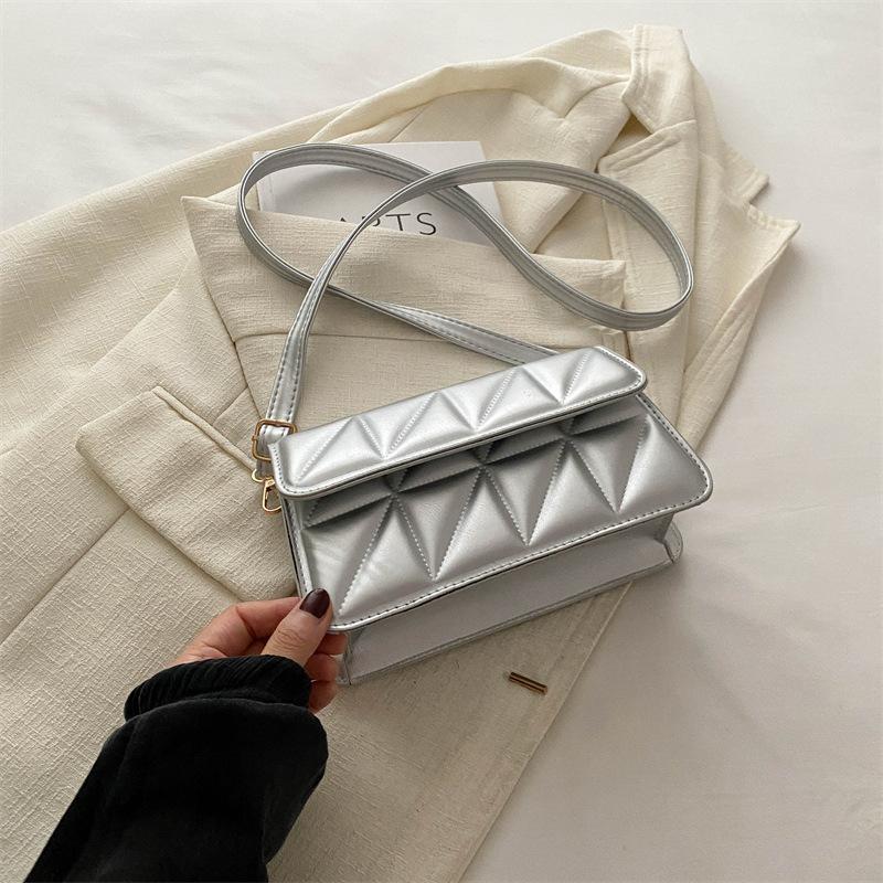Simple and fashionable messenger bag, simple shoulder bag, small bag 2024 summer new trend Korean version of foreign style small square bag срібний
Simple and fashionable messenger bag, simple shoulder bag, small bag 2024 summer new trend Korean version of foreign style small square bag срібний