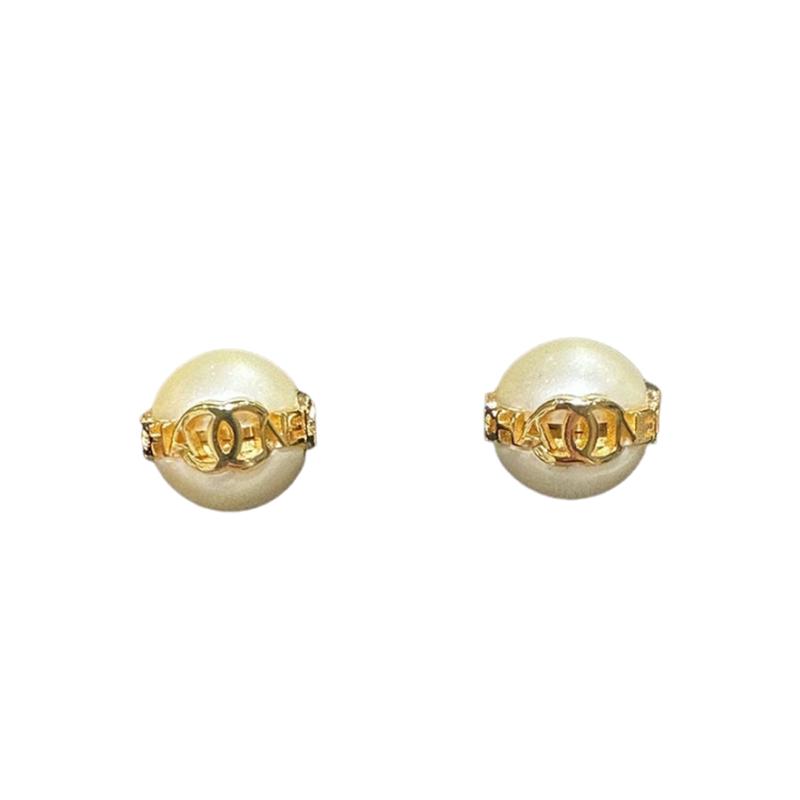 CHANEL 23K Pearl Bean Letter Double C Metal Stud Earrings Women s Gold золотий
CHANEL 23K Pearl Bean Letter Double C Metal Stud Earrings Women s Gold золотий