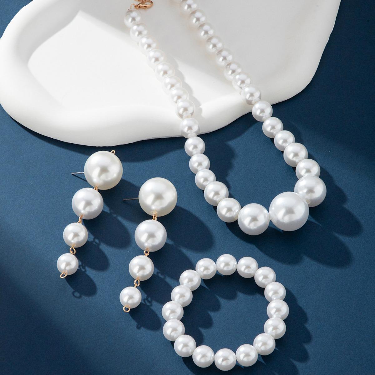 Набор из четырех предметов, Серьги, Браслет, Набор ожерелий, Французский ретро придворный стиль Имитация жемчуга Женский нишевый набор высокого класса. белый
Набор из четырех предметов, Серьги, Браслет, Набор ожерелий, Французский ретро придворный стиль Имитация жемчуга Женский нишевый набор высокого класса. белый