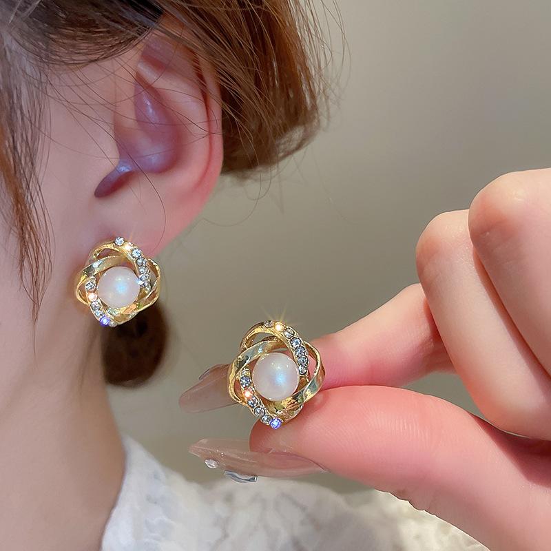 Новые корейские изысканные серьги с цирконом в цветочной обертке из искусственного жемчуга, висячие серьги для женщин, модные серьги-гвоздики, ювелирные изделия, свадебные аксессуары 
Новые корейские изысканные серьги с цирконом в цветочной обертке из искусственного жемчуга, висячие серьги для женщин, модные серьги-гвоздики, ювелирные изделия, свадебные аксессуары