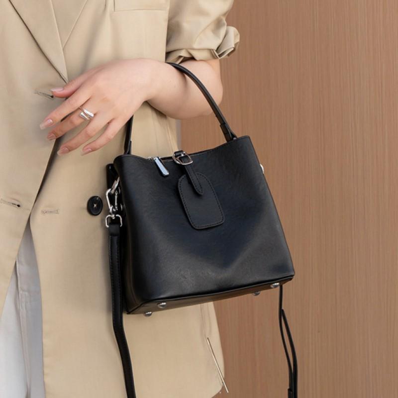 Top Layer Vegetable Tanned Cowhide Bag Women s Fashionable Bucket High-end Sense Large Capacity Hand-held Crossbody Shoulder 22x12x20CM чёрный
Top Layer Vegetable Tanned Cowhide Bag Women s Fashionable Bucket High-end Sense Large Capacity Hand-held Crossbody Shoulder 22x12x20CM чёрный