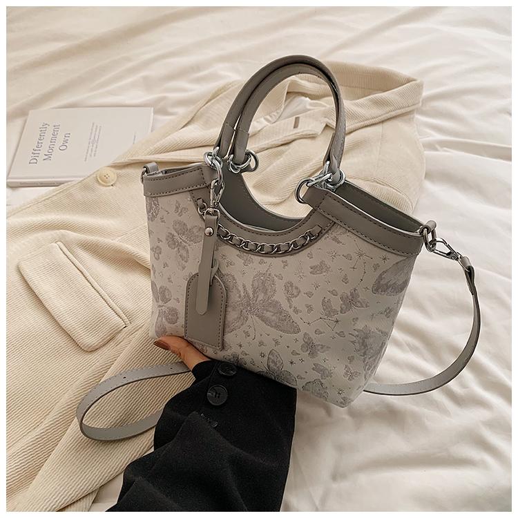Butterfly Pattern Crossbody Bag For Women New PU Splicing Embroidered Style Single Shoulder Bag Luxury Fashion Bucket Handbag (20cm<Max Length<30cm)
Butterfly Pattern Crossbody Bag For Women New PU Splicing Embroidered Style Single Shoulder Bag Luxury Fashion Bucket Handbag (20cm<Max Length<30cm)