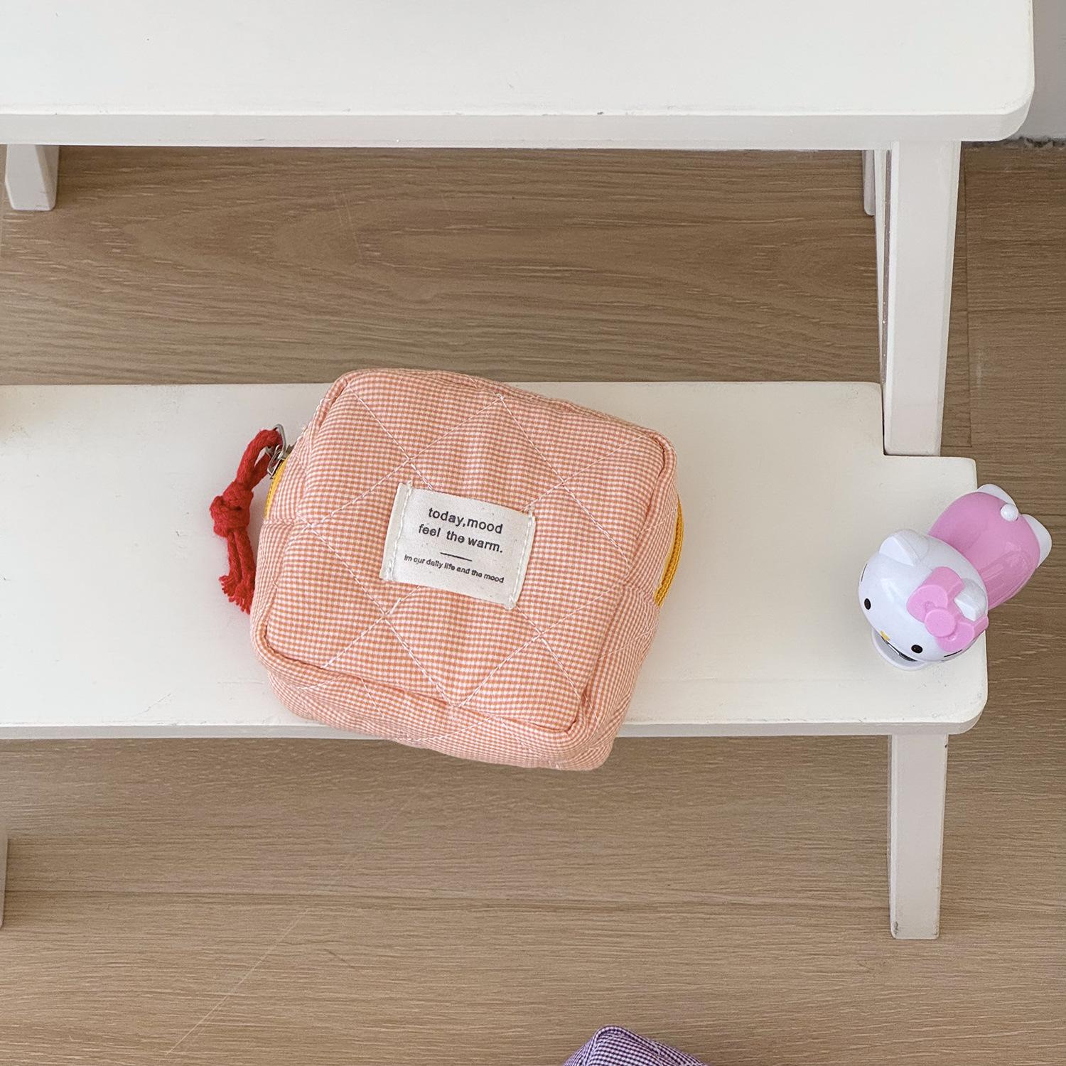 Классический клетчатый кошелек для монет в стиле колор-блок: Стильная портативная сумка для хранения
Классический клетчатый кошелек для монет в стиле колор-блок: Стильная портативная сумка для хранения