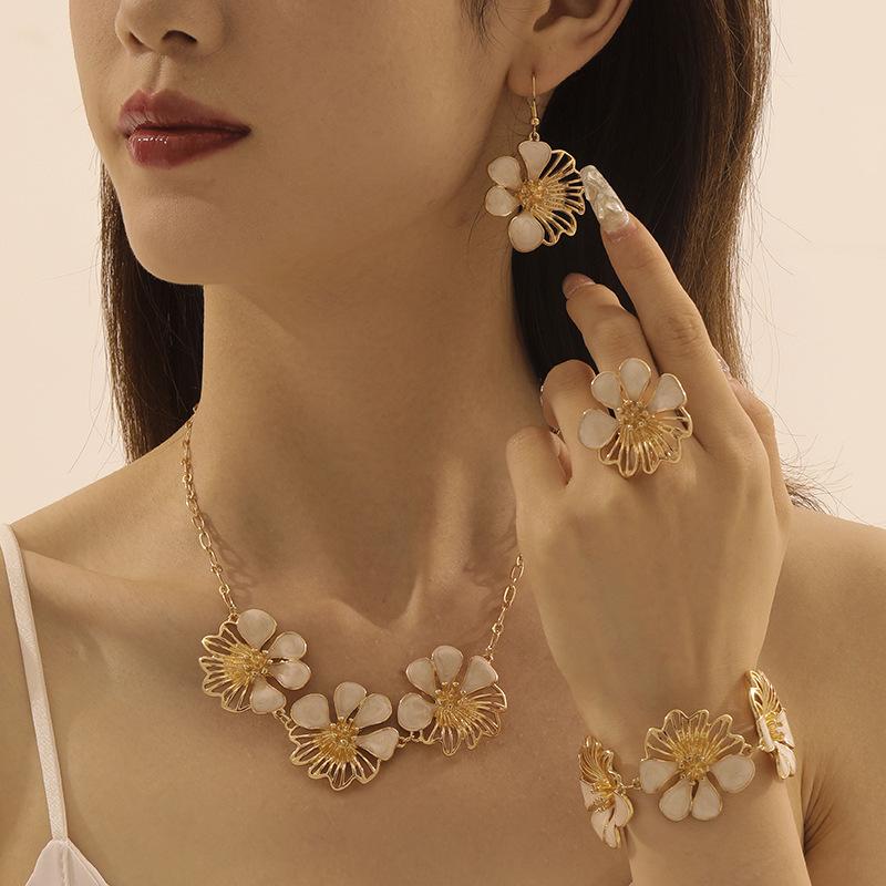 Vintage oil drip flower necklace bracelet earrings set fresh and sweet asymmetrical jewelry
Vintage oil drip flower necklace bracelet earrings set fresh and sweet asymmetrical jewelry