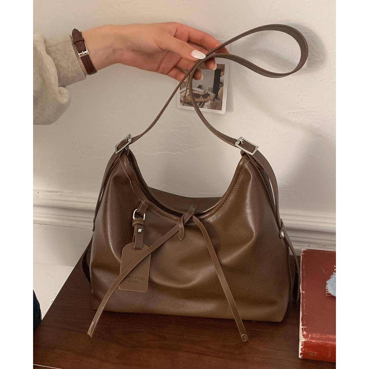 Retro high-end underarm bag women s 2025 new simple bucket bag versatile shoulder messenger bag one piece delivery коричневый
Retro high-end underarm bag women s 2025 new simple bucket bag versatile shoulder messenger bag one piece delivery коричневый