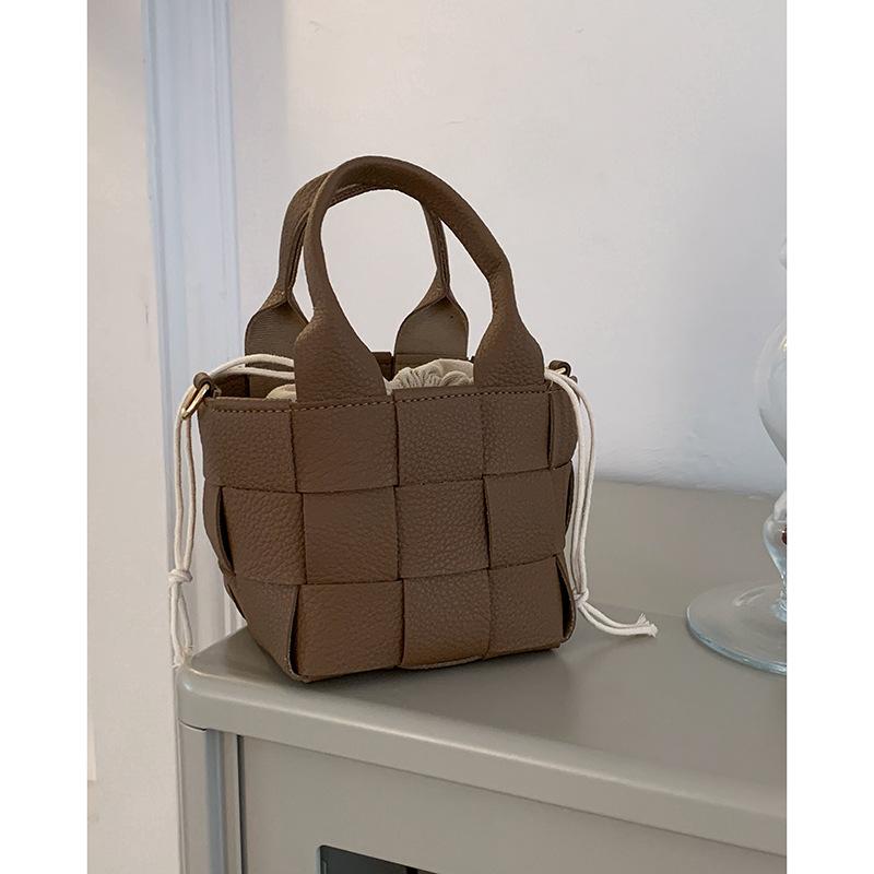 Корейская плетеная портативная сумка-ведро женская 2025 лето новая простая универсальная сумка-овощная корзина на плечо/через плечо коричневый
Корейская плетеная портативная сумка-ведро женская 2025 лето новая простая универсальная сумка-овощная корзина на плечо/через плечо коричневый