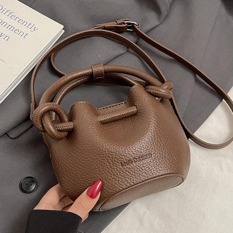 Wholesale popular niche pleated hand carry vegetable basket bag casual versatile high sense commuter messenger mother bag female
Wholesale popular niche pleated hand carry vegetable basket bag casual versatile high sense commuter messenger mother bag female