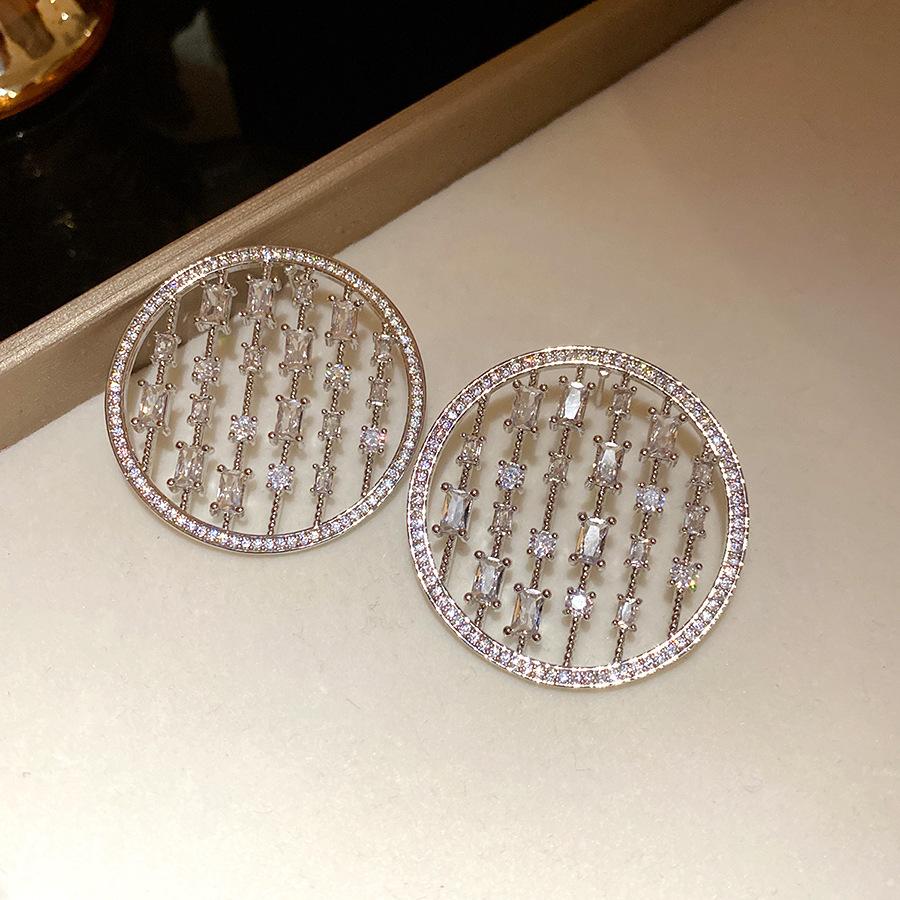 Silver needle zircon hollow round stud earrings European and American fashion exquisite earrings light luxury high sense earrings design sense niche
Silver needle zircon hollow round stud earrings European and American fashion exquisite earrings light luxury high sense earrings design sense niche