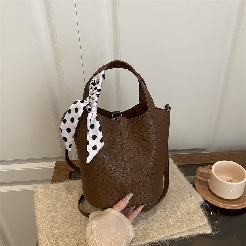 Vegetable basket portable bucket bag women s 2025 new autumn and winter fashion high-end shoulder bag commuter versatile messenger bag темно-коричневого
Vegetable basket portable bucket bag women s 2025 new autumn and winter fashion high-end shoulder bag commuter versatile messenger bag темно-коричневого