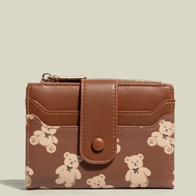 Женский кошелек-портмоне с короткой застежкой через границу - Многослотовый кошелек для монет и держатель для карт с принтом коричневый
Женский кошелек-портмоне с короткой застежкой через границу - Многослотовый кошелек для монет и держатель для карт с принтом коричневый