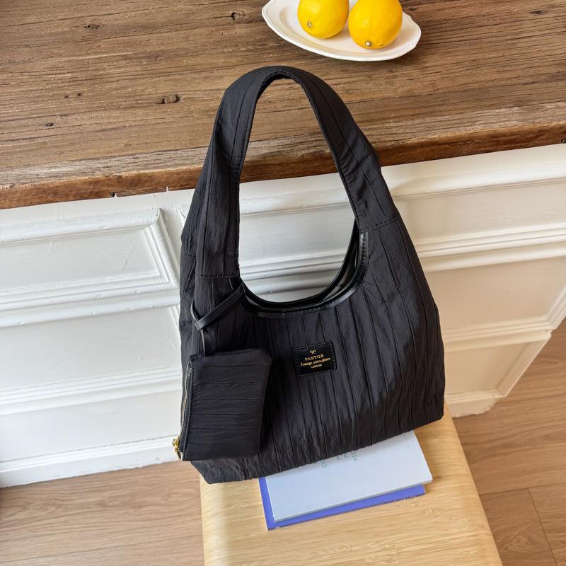 Повседневная дорожная простая наплечная сумка-подмышка женская 2025 лето новая большая вместимость для поездок на работу портативная сумка-тоут 32*10*24 чёрный