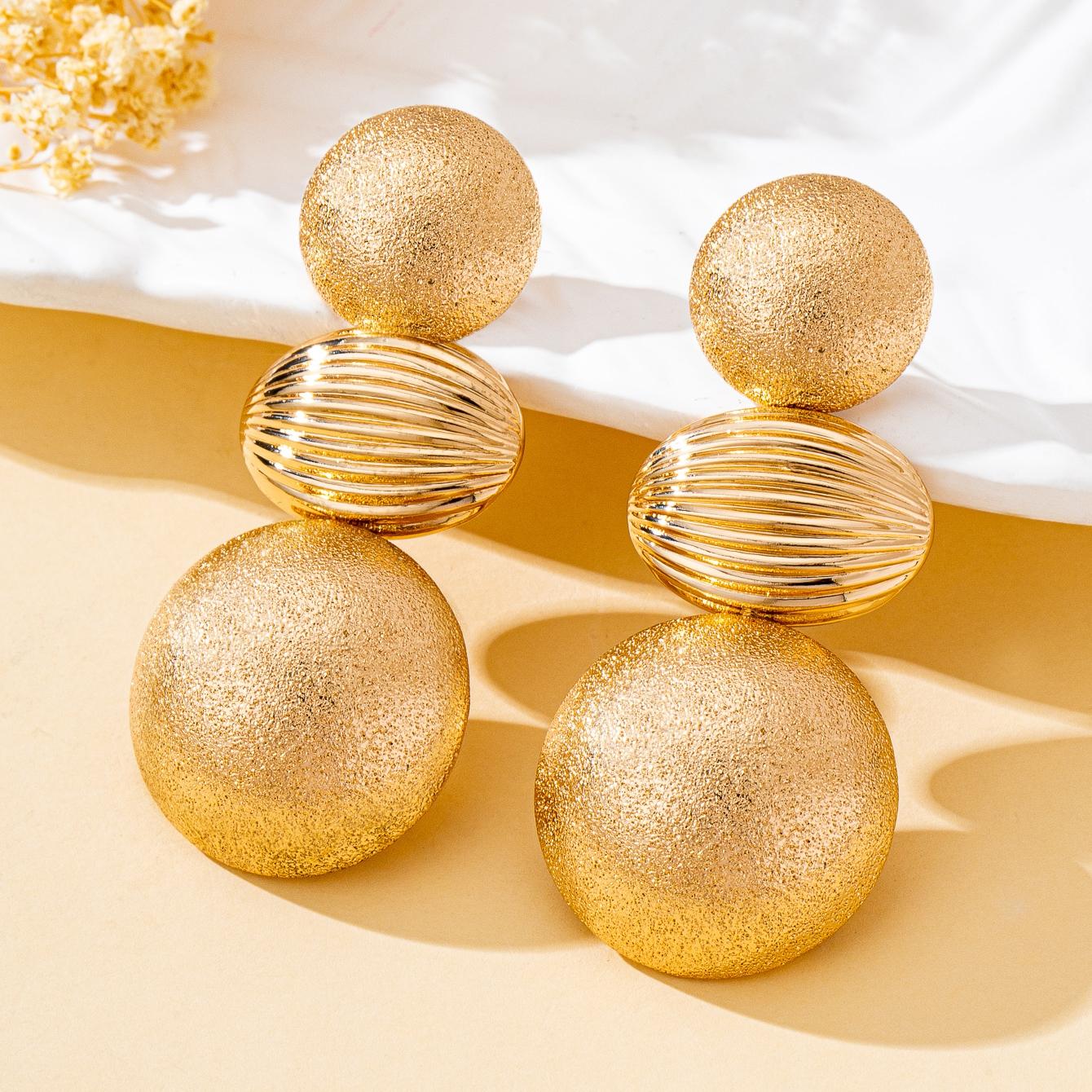 A Pair of Women s Earrings, Geometric Round Matte Texture with Striped Pattern, Exaggerated Long Earrings, Suitable for Daily Wear and Vacation Wear
A Pair of Women s Earrings, Geometric Round Matte Texture with Striped Pattern, Exaggerated Long Earrings, Suitable for Daily Wear and Vacation Wear