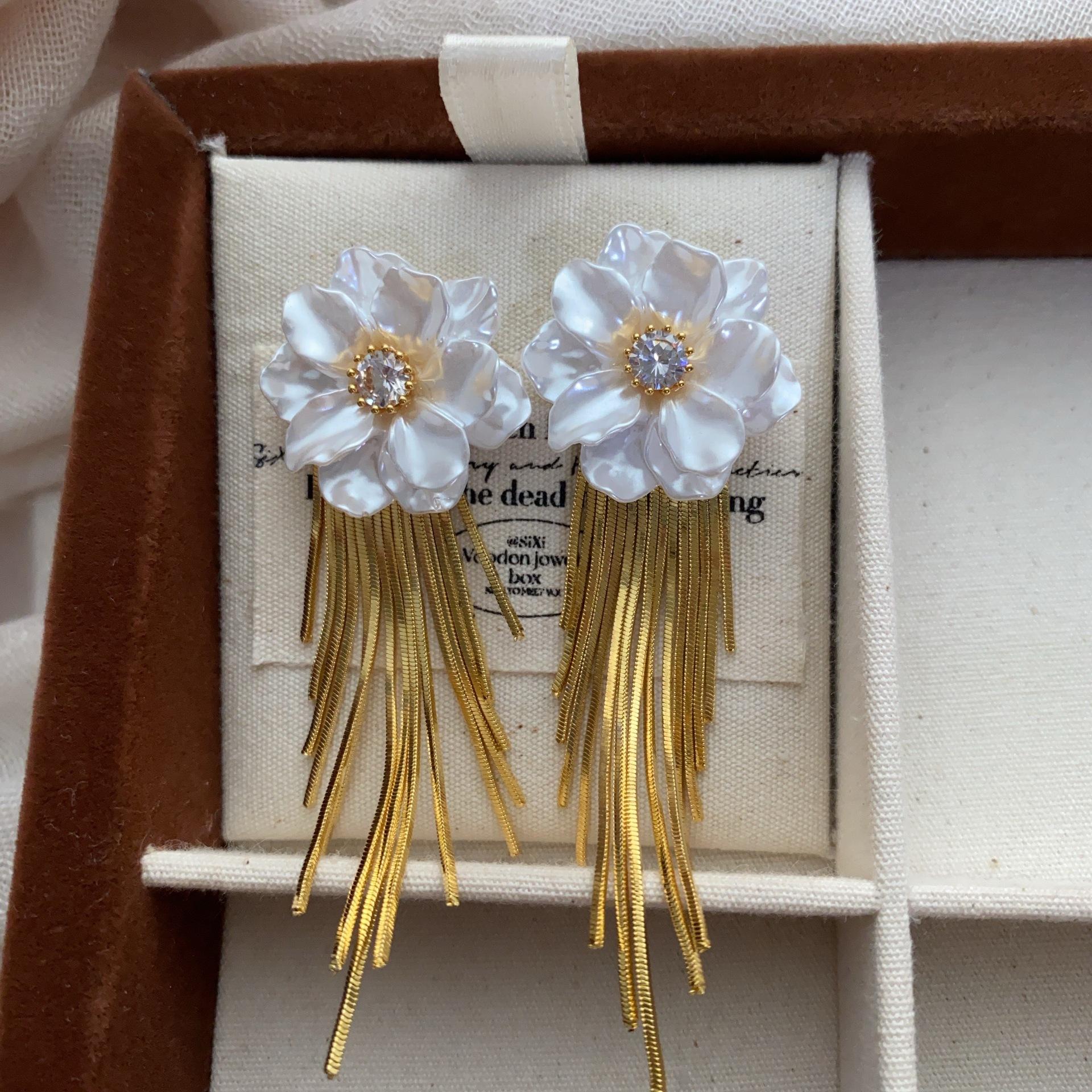 White flower fringed stud earrings exquisite French sweet and salty commuting fashion simple temperament elegant earrings
White flower fringed stud earrings exquisite French sweet and salty commuting fashion simple temperament elegant earrings