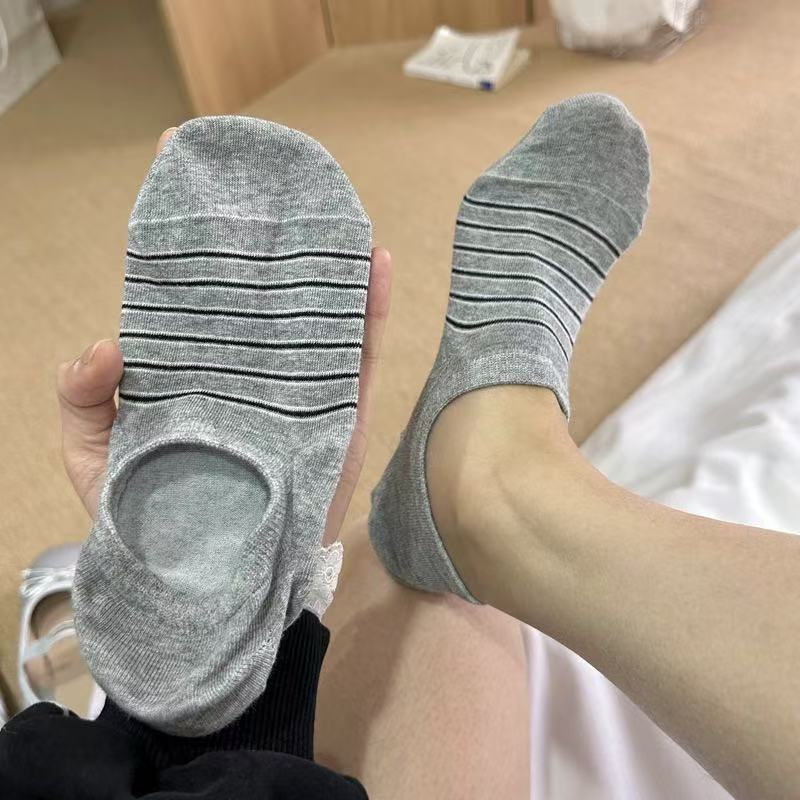 Female Spring and Summer New Pinstripe Pure Cotton Breathable All Match Non Slip Invisible Shallow Mouth Socks 1 pair чорний/сірий
Female Spring and Summer New Pinstripe Pure Cotton Breathable All Match Non Slip Invisible Shallow Mouth Socks 1 pair чорний/сірий