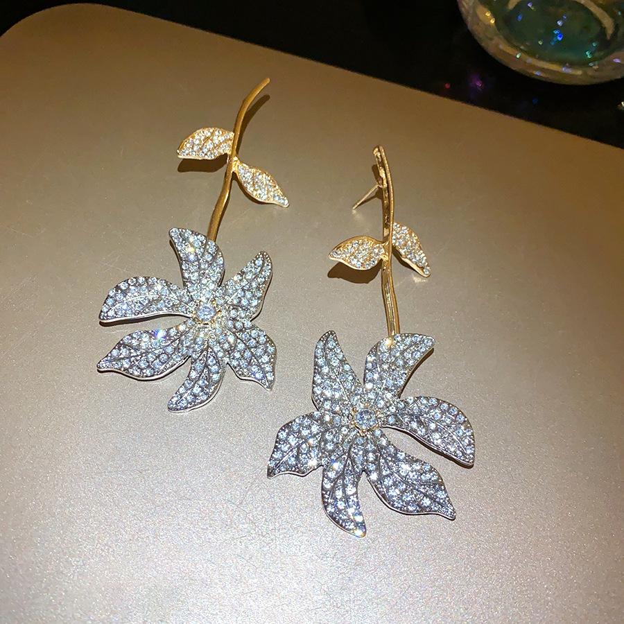 Silver needle zircon water drop fringed earrings light luxury high-end earrings exaggerated personality simple earrings design sense niche
Silver needle zircon water drop fringed earrings light luxury high-end earrings exaggerated personality simple earrings design sense niche