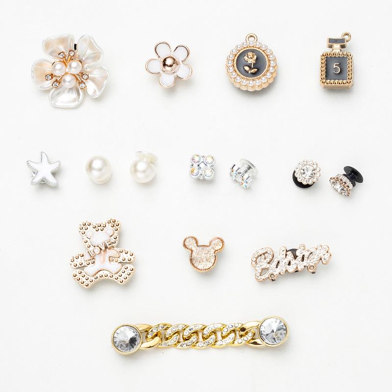 Знімна ланцюжок-застібка з ведмедиком, діамантами та квіткою - Універсальні металеві прикраси для взуття
Знімна ланцюжок-застібка з ведмедиком, діамантами та квіткою - Універсальні металеві прикраси для взуття