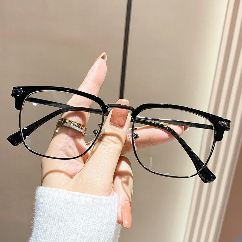 Модные японские металлические полуободковые очки: Защита от синего света и защита от близорукости для мужчин
Модные японские металлические полуободковые очки: Защита от синего света и защита от близорукости для мужчин