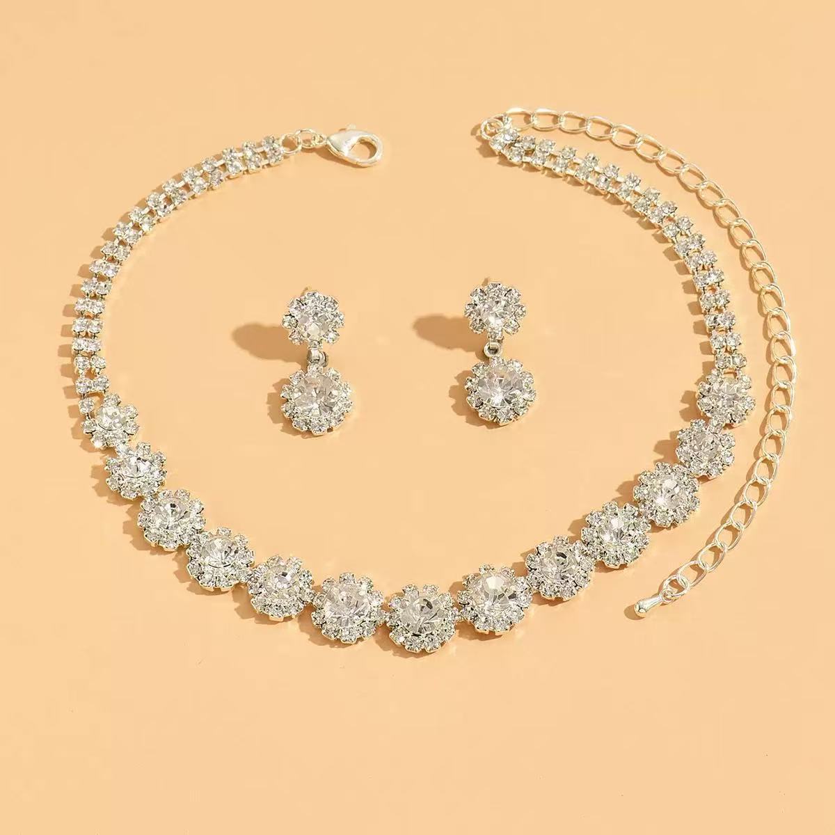 Sparkly Rhinestone Floral Necklace and Earrings Set , Fashion Jewelry for Women Daily Wear Party срібний
Sparkly Rhinestone Floral Necklace and Earrings Set , Fashion Jewelry for Women Daily Wear Party срібний