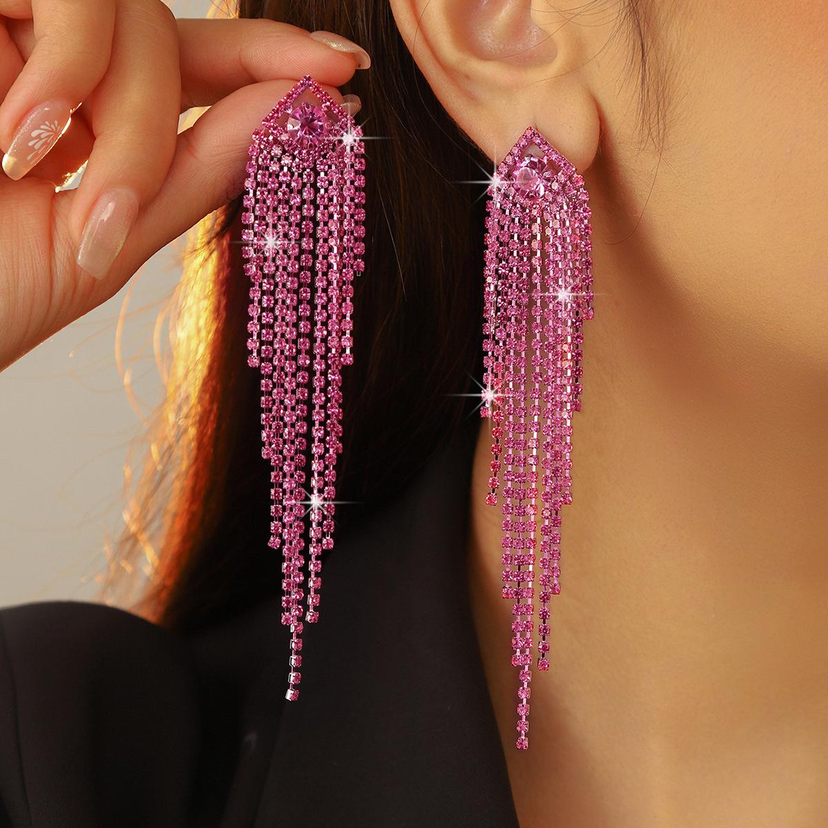 Длинные серьги с бриллиантовой бахромой
Длинные серьги с бриллиантовой бахромой