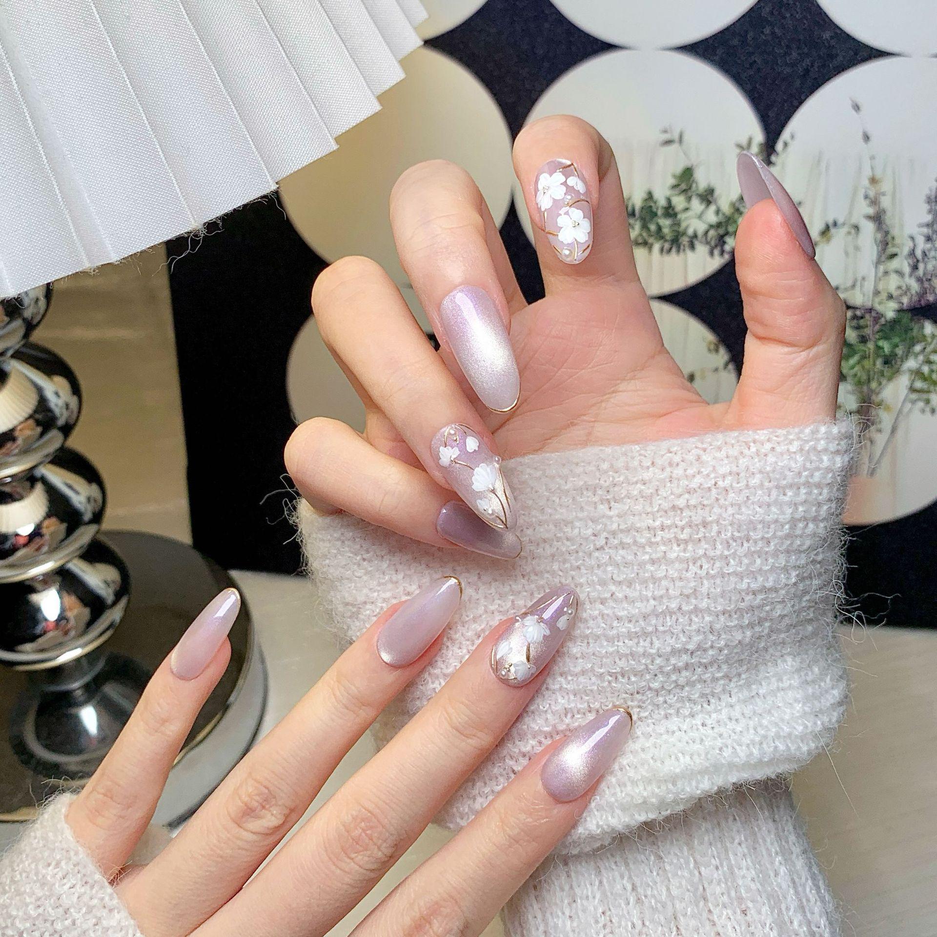 Hand-Painted Cat Eye Medium-Long Oval Nails: High-End Whitening, Wearable, Purely Handmade.
Hand-Painted Cat Eye Medium-Long Oval Nails: High-End Whitening, Wearable, Purely Handmade.