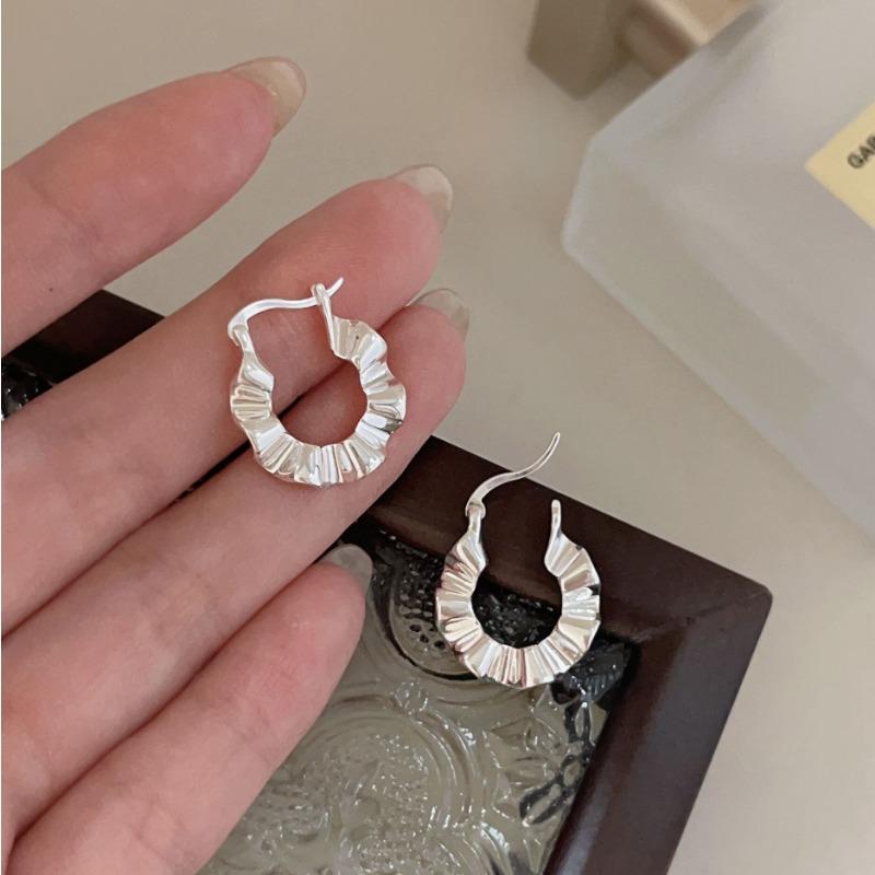 Irregular Pleated Texture Ear Buckle Niche Design Women s Light Luxury Fashionable Earrings Simple Temperament Earrings
Irregular Pleated Texture Ear Buckle Niche Design Women s Light Luxury Fashionable Earrings Simple Temperament Earrings